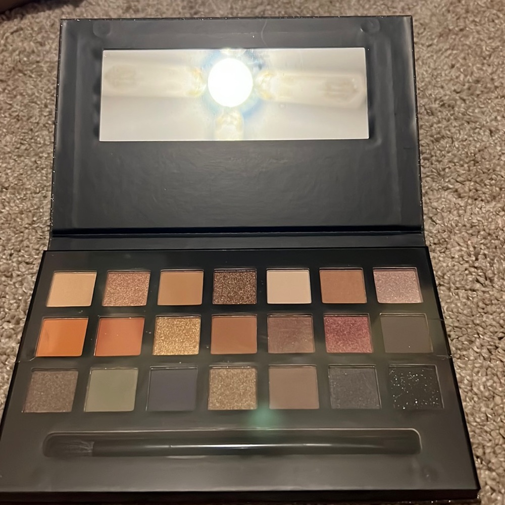 NWT 21 color eyeshadow pallet with brush